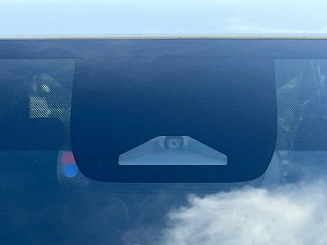 【トヨタセーフティセンス】走行中に前方の車両等を認識し、衝突しそうな時は警報とブレーキで衝突回避と被害軽減をアシスト。より安全にドライブをお楽しみいただけます。