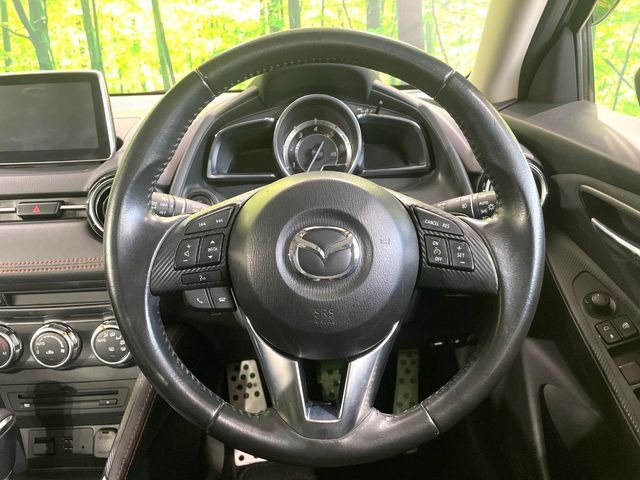 インテリアに合わせたデザインのステアリングは、運転される方のことも考え、運転しやすい形状、大きさです。是非一度、実際に触ってお確かめください。