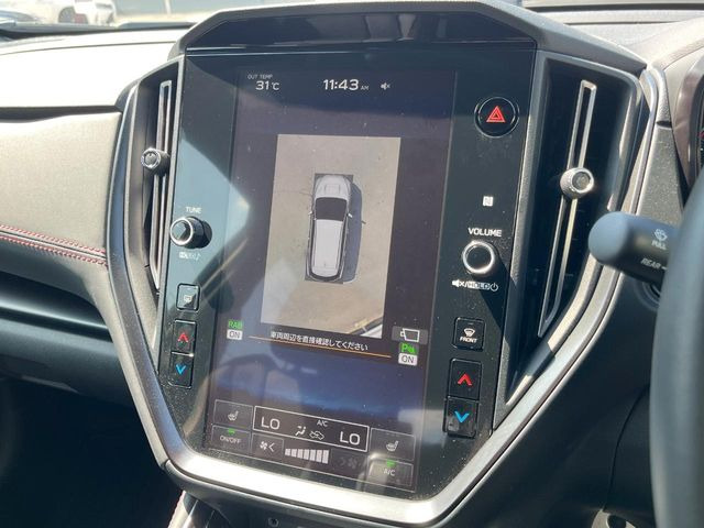 【マルチテレインモニター】車のフロントやサイドのカメラ画像を同時にモニター表示することで、悪路や狭い道を走行時でも周囲の状況確認ができ安心!本格SUVにうれしい装備です♪