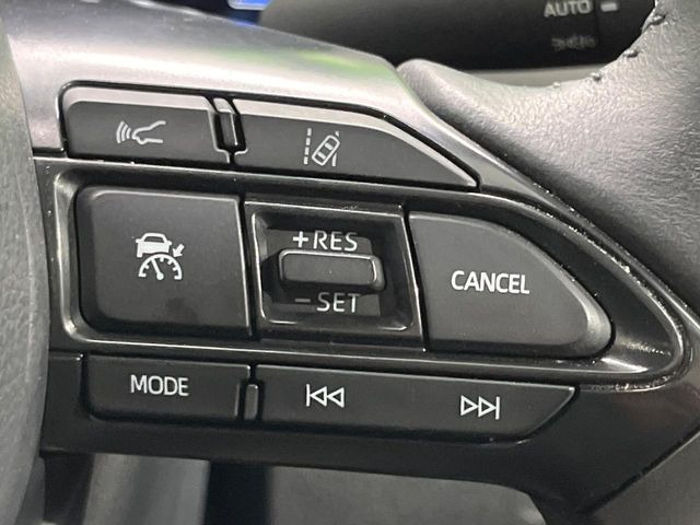 【レーダークルーズコントロール】高速道路での長距離走行が楽に!!自動で速度を保つクルーズコントロールが、衝突軽減システムと連携し、前方の車両を感知して車間を保つように速度調節してくれます!!