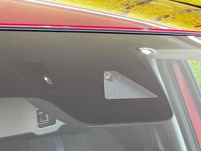 【スマートブレーキサポート】走行中に前方の車両等を認識し、衝突しそうな時は警報とブレーキで衝突回避と被害軽減をアシスト。より安全にドライブをお楽しみいただけます。