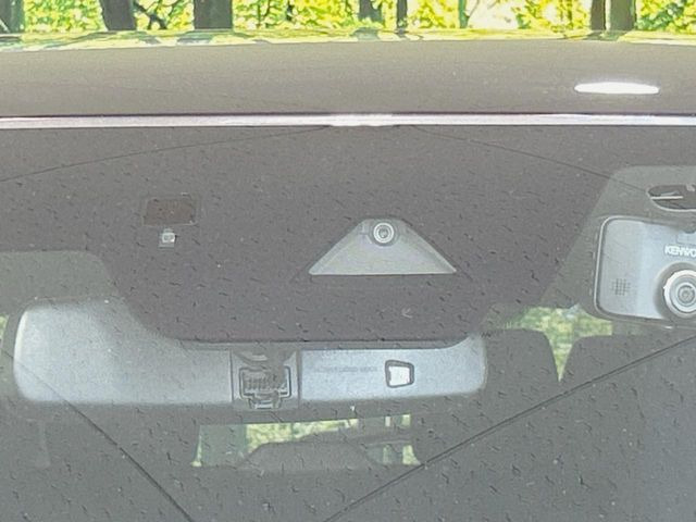 【スマートブレーキサポート】走行中に前方の車両等を認識し、衝突しそうな時は警報とブレーキで衝突回避と被害軽減をアシスト。より安全にドライブをお楽しみいただけます。