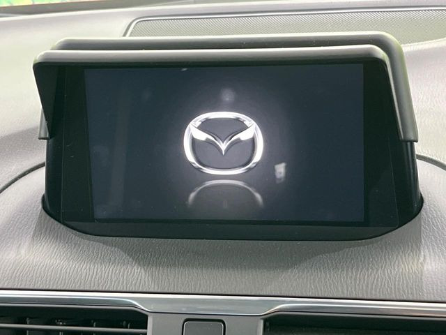 【マツダコネクトナビ】車内の雰囲気にマッチした一体型タイプのナビ。各種車輌設定やBluetooth再生等、様々な機能が楽しめます。直感的なダイヤル操作が可能で、使い勝手も良好です。