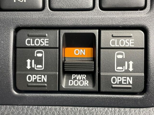 【両側パワースライドドア】スマートキーや運転席のスイッチで後席両側スライドドアの開閉が可能♪電動だから力を入れてドアを開ける必要が無く、小さなお子様でも簡単に開け閉めでき快適です♪