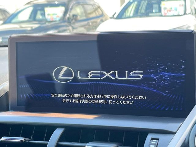 【10.5インチナビ】高級感とインパクトのある大画面ナビを装備。各種オーディオ操作はもちろん、スマホ連携もできる利便性の高いナビです♪