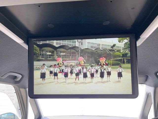 【フリップダウンモニター】大画面モニターで後席でもエンタメをお楽しみいただけます。小さなお子様にも大人気の装備です♪