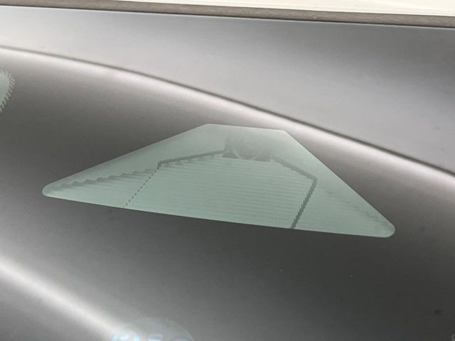 【ホンダセンシング】走行中に前方の車両等を認識し、衝突しそうな時は警報とブレーキで衝突回避と被害軽減をアシスト。より安全にドライブをお楽しみいただけます。