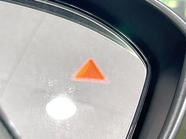 【後方車輛検知】走行中、ドアミラーの死角になりやすい箇所に後続車が接近するとサイドミラー付近に警告を表示、ドライバーに注意喚起をしてくれます。