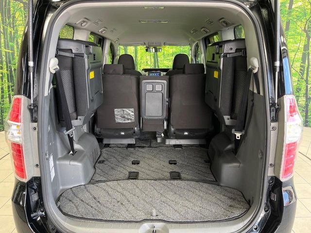 後席を格納すると、これだけの広さが!シーンに合わせたシートアレンジで、大きな荷物も積むことが出来ます♪