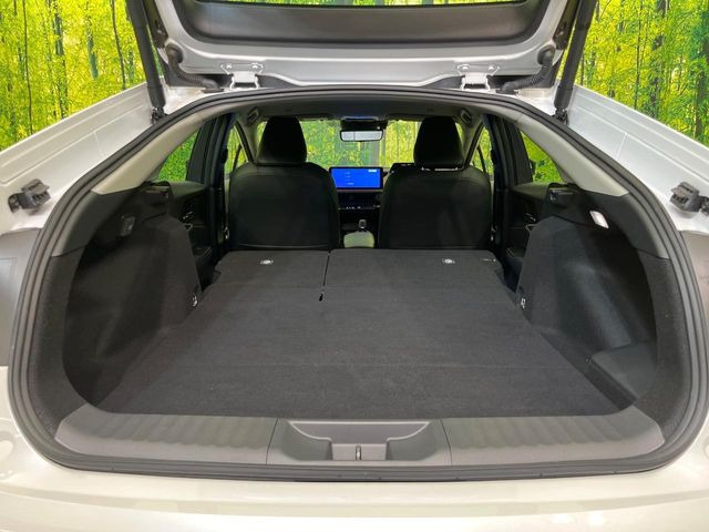 積み下ろしのしやすいデッキにはたっぷりと荷物を積み込んでいただけます。遊びから仕事まで、様々なシーンで頼れます♪
