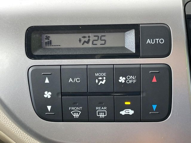 【オートエアコン】一度お好みの温度に設定すれば、車内の温度を検知し風量や温度を自動で調整。暑い&hellip;寒い&hellip;と何度もスイッチ操作をする必要はありません。快適な車内空間には必須の機能ですね♪