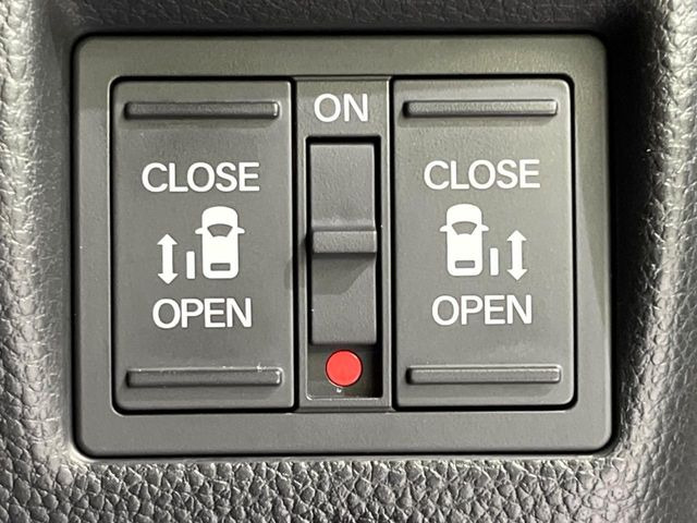 【両側パワースライドドア】スマートキーや運転席のスイッチで後席両側スライドドアの開閉が可能♪電動だから力を入れてドアを開ける必要が無く、小さなお子様でも簡単に開け閉めでき快適です♪