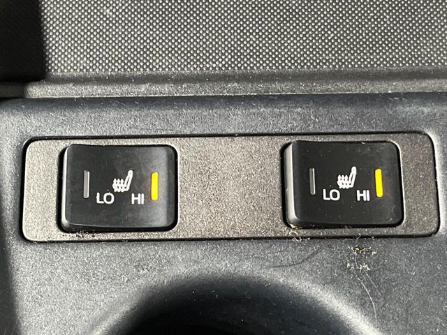 【シートヒーター】寒い日に重宝するシートヒーター!エアコンより早く温まってくれるので寒がりの人も安心ですね♪エアコンの温風は乾燥するから苦手、という方にもをおすすめです。