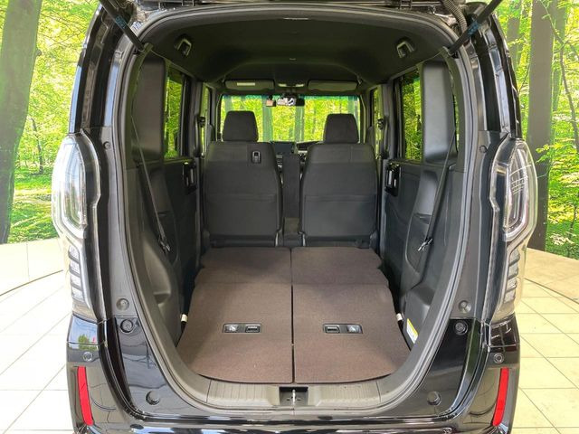 後席を格納すると、これだけの広さが!シーンに合わせたシートアレンジで、大きな荷物も積むことが出来ます♪
