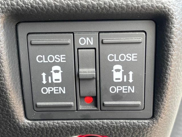 【両側パワースライドドア】スマートキーや運転席のスイッチで後席両側スライドドアの開閉が可能♪電動だから力を入れてドアを開ける必要が無く、小さなお子様でも簡単に開け閉めでき快適です♪