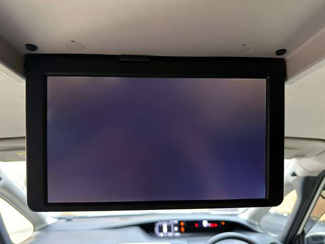 【フリップダウンモニター】付き☆後部座席に座りながら大画面でTVやDVDをお楽しみいただけます♪