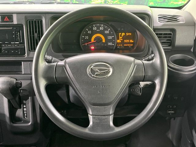 インテリアに合わせたデザインのステアリングは、運転される方のことも考え、運転しやすい形状、大きさです。是非一度、実際に触ってお確かめください。