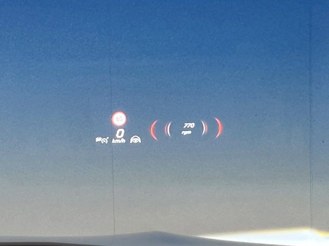 ●ヘッドアップディスプレイ:現在の速度や走行情報をデジタル表示で運転席前方のガラスに投影!運転中、視線をずらさず必要な情報を確認できるのでとっても便利で安心!