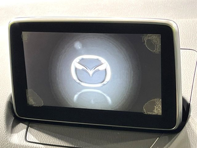 【マツダコネクト】車内の雰囲気にマッチした一体型タイプのディスプレイ。各種車輌設定やBluetooth再生等、様々な機能が楽しめます。専用SDカードのご購入で、ナビ機能も使用出来ます。