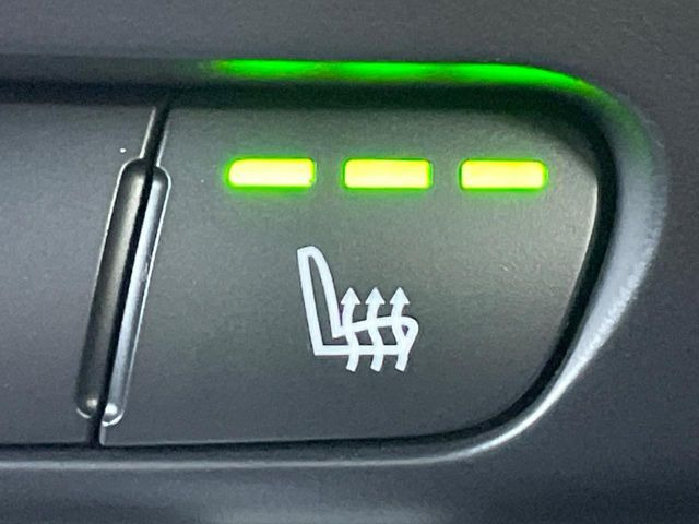 ●フロントシートヒーティング:運転席・助手席共に三段階で調節が可能なシートヒーターを装備しております。季節を問わず快適にご使用いただけます。