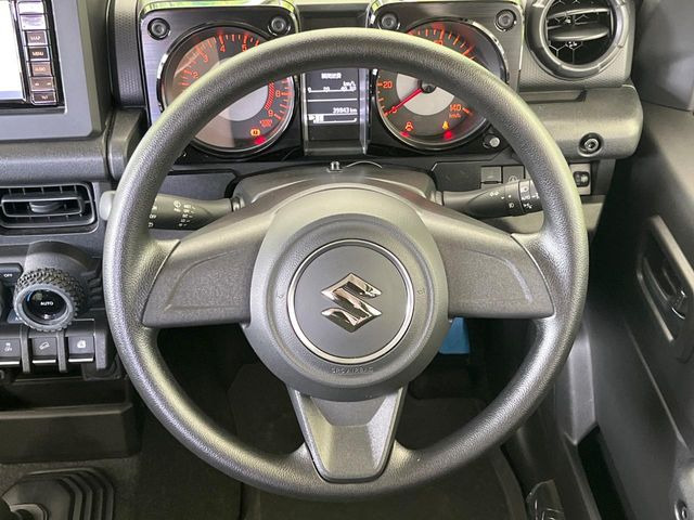 �C���e���A�ɍ��킹���f�U�C���̃X�e�A�����O�́A�^�]�������̂��Ƃ��l���A�^�]���₷���`��A�傫���ł��B�����x�A���ۂɐG���Ă��m���߂��������B