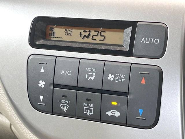 【オートエアコン】一度お好みの温度に設定すれば、車内の温度を検知し風量や温度を自動で調整。暑い&hellip;寒い&hellip;と何度もスイッチ操作をする必要はありません。快適な車内空間には必須の機能ですね♪