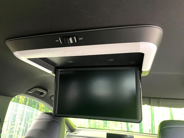【フリップダウンモニター】大画面モニターで後席でもエンタメをお楽しみいただけます。小さなお子様にも大人気の装備です♪