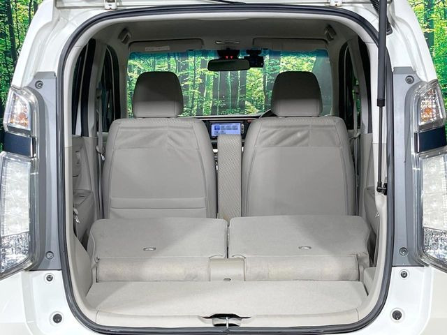 積み下ろしのしやすいデッキにはたっぷりと荷物を積み込んでいただけます。遊びから仕事まで、様々なシーンで頼れます♪