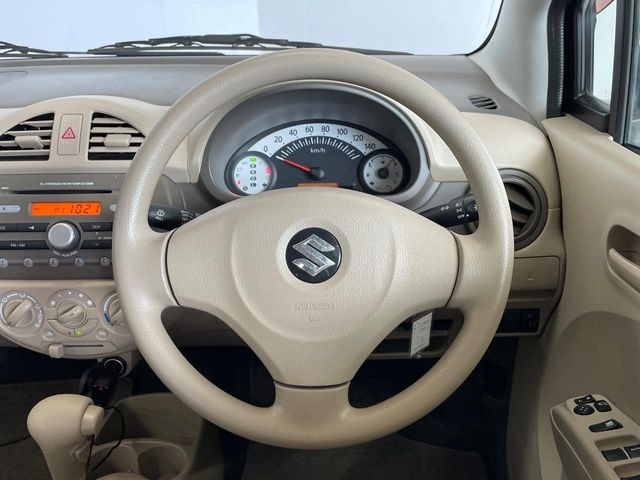 インテリアに合わせたデザインのステアリングは、運転される方のことも考え、運転しやすい形状、大きさです。是非一度、実際に触ってお確かめください。