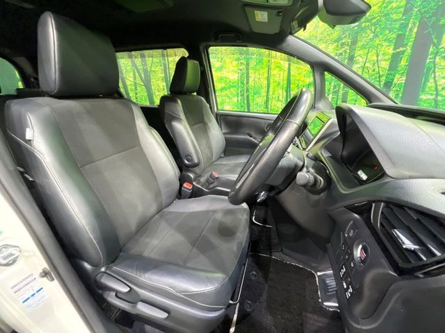 運転席シート廻りは使用感も少なく、良好な状態となっています。丁寧に使われていたことがよくわかりますね。