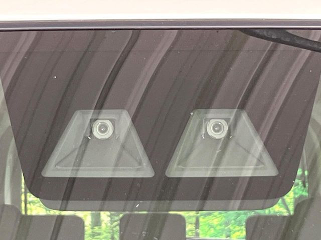【スマートアシスト】走行中に前方の車両等を認識し、衝突しそうな時は警報とブレーキで衝突回避と被害軽減をアシスト。より安全にドライブをお楽しみいただけます。