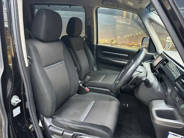 運転席も広々としており運転しやすい環境を実現しています☆