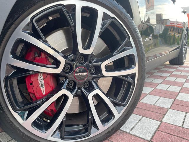 ●純正19インチアルミホイール:輸入車ならではの卓越した走りを支えるホイールと足回りです!日本車の走りに慣れている方にもぜひ体感して頂きたいほど、高いレベルでまとまっていま