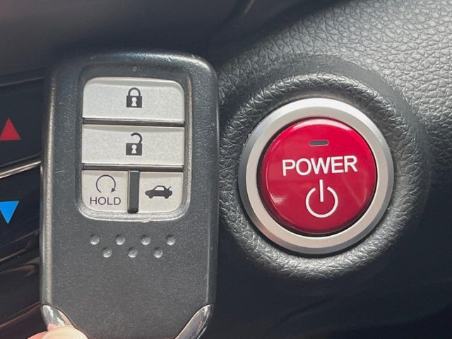 �yHonda�X�}�[�g�L�[�z�J�o����|�P�b�g�ɓ��ꂽ�܂܂ł��h�A�̎{���E�������\�ȃX�}�[�g�L�[�𑕔��B�G���W���̃I���E�I�t�����J�M�����o���K�v����������Ƃ��Ă��֗��ł���