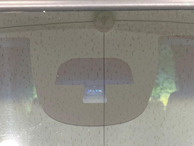 【シティブレーキアクティブシステム】低速走行中に前方の車両等を認識し、衝突しそうな時は警報とブレーキで衝突回避と被害軽減をアシスト。より安全にドライブをお楽しみいただけます。