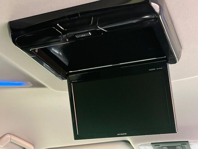 【フリップダウンモニター】大画面モニターで後席でもエンタメをお楽しみいただけます。小さなお子様にも大人気の装備です♪