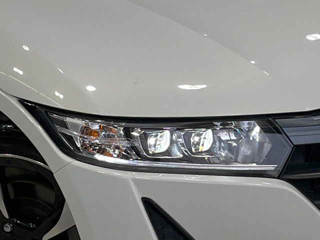 【LEDヘッドライト】悪天候や夜間走行時も良好な視界を確保し安心して運転できる高輝度LEDヘッドライトを装備!点灯速度が早く、消費電力も抑えられています。
