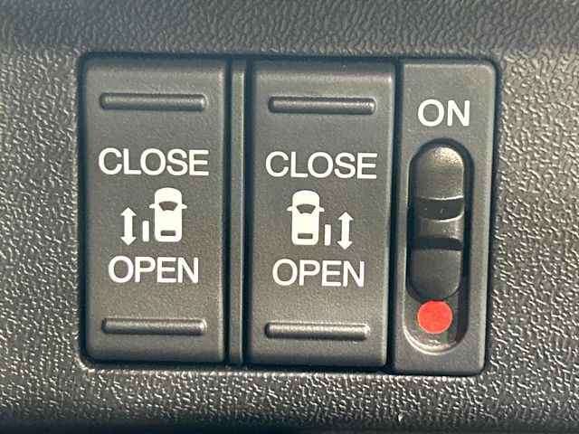 【両側パワースライドドア】スマートキーや運転席のスイッチで後席両側スライドドアの開閉が可能♪電動だから力を入れてドアを開ける必要が無く、小さなお子様でも簡単に開け閉めでき快適です♪