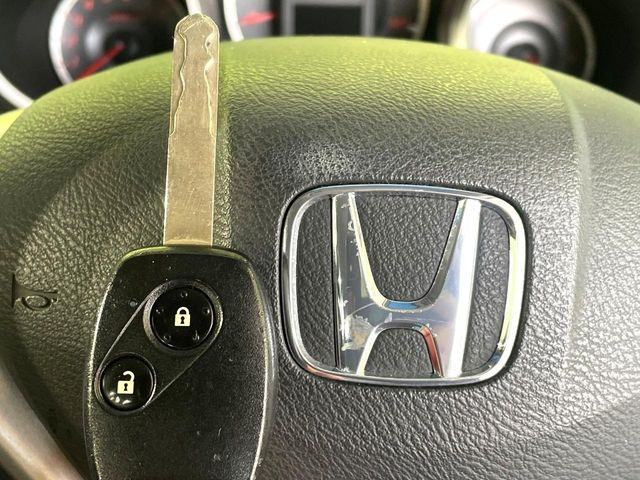 【キーレス】少し離れた場所からでもボタン一つでドアの開錠・施錠ができるのでとっても便利!ドアの鍵穴周りに傷をつけることもありません♪