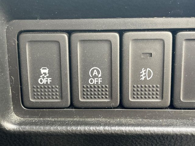 【アイドリングストップ】赤信号や渋滞で停車した際にエンジンを停止し、無駄な燃料の消費を抑えます。燃費向上や環境保護につなげる機能♪エンジンはブレーキを離せば再始動します。