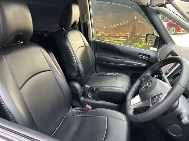 運転席も広々としており運転しやすい環境を実現しています☆