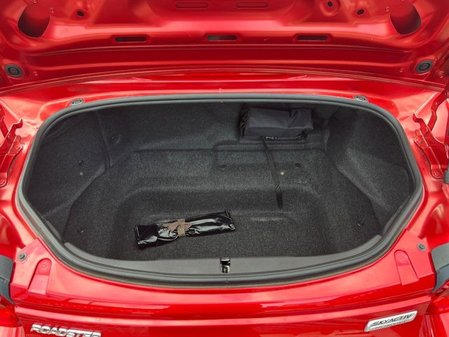 普段のお買い物や通勤、送迎等に十分な荷室スペースを確保しております。