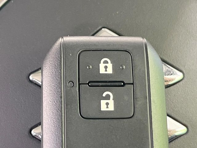 【キーレススタートシステム】カバンやポケットに入れたままでもドアの施錠・解錠が可能なスマートキーを装備。エンジンのオン・オフ時もカギを取り出す必要が無いからとっても便利です♪
