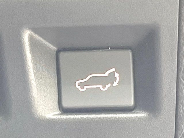 【パワーバックドア】スマートキーや運転席のボタンを押すだけでリアゲートが自動で開閉します!荷物を持っている時や、高い位置にあるバックドアを閉める際に便利な機能です♪