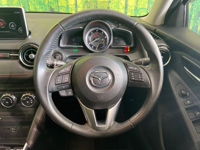 インテリアに合わせたデザインのステアリングは、運転される方のことも考え、運転しやすい形状、大きさです。是非一度、実際に触ってお確かめください。