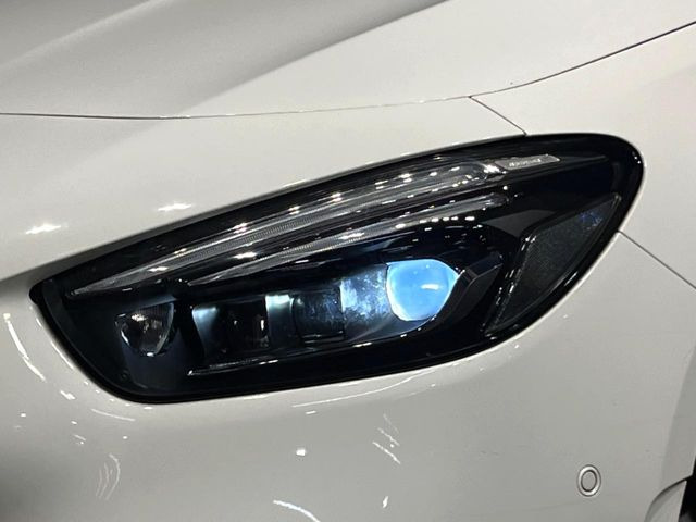 ●LEDヘッドライト:夜間走行時も良好な視界を確保し安心して運転できる高輝度LEDヘッドライトを装備!点灯速度が早く、消費電力も抑えられています。