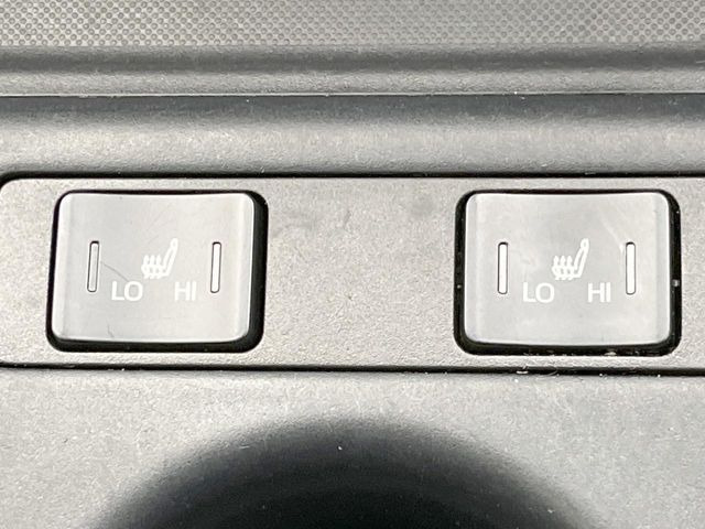 【シートヒーター】寒い日に重宝するシートヒーター!エアコンより早く温まってくれるので寒がりの人も安心ですね♪エアコンの温風は乾燥するから苦手、という方にもをおすすめです。