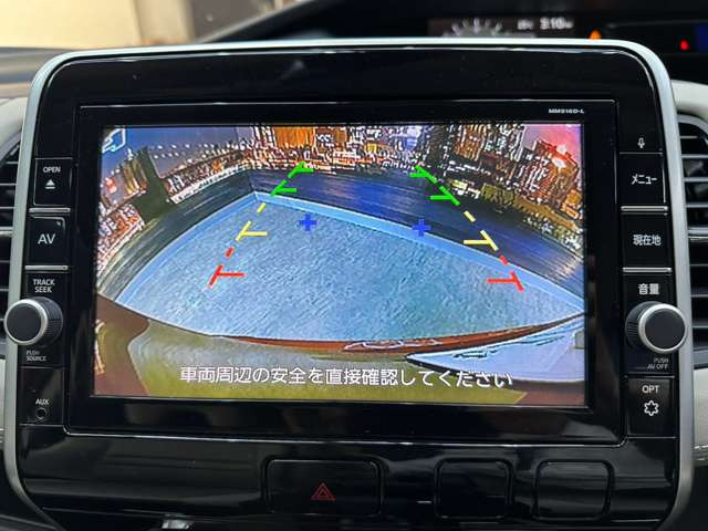 【バックカメラ】運転席から画面上で安全確認ができます。駐車が苦手な方にもオススメな便利機能です。
