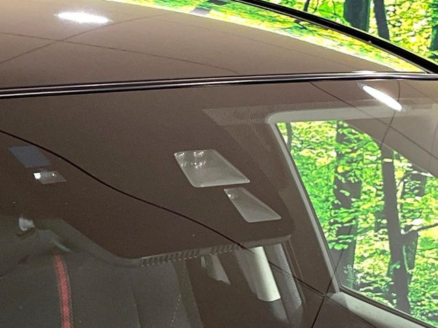 【スマートシティブレーキサポート】低速走行中に前方の車両等を認識し、衝突しそうな時は警報とブレーキで衝突回避と被害軽減をアシスト。より安全にドライブをお楽しみいただけます。