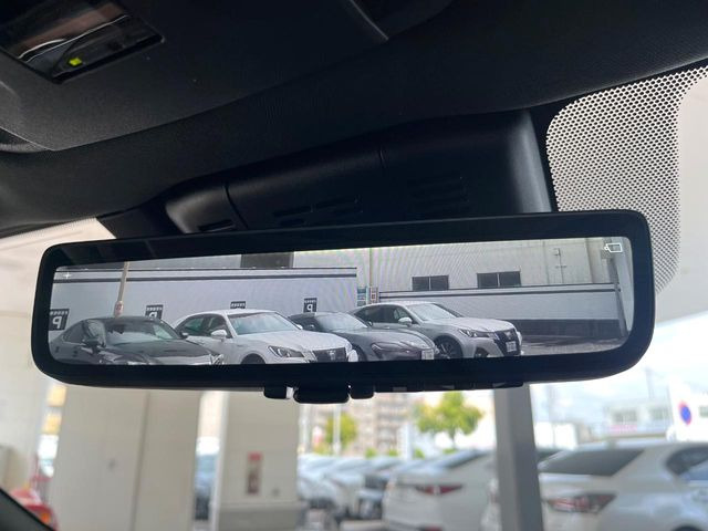 【デジタルインナーミラー】後席の大きな荷物や同乗者で後方が確認しづらい時でも安心!カメラが撮影した車両後方の映像をルームミラー内に表示。クリアな視界で状況の確認が可能です!